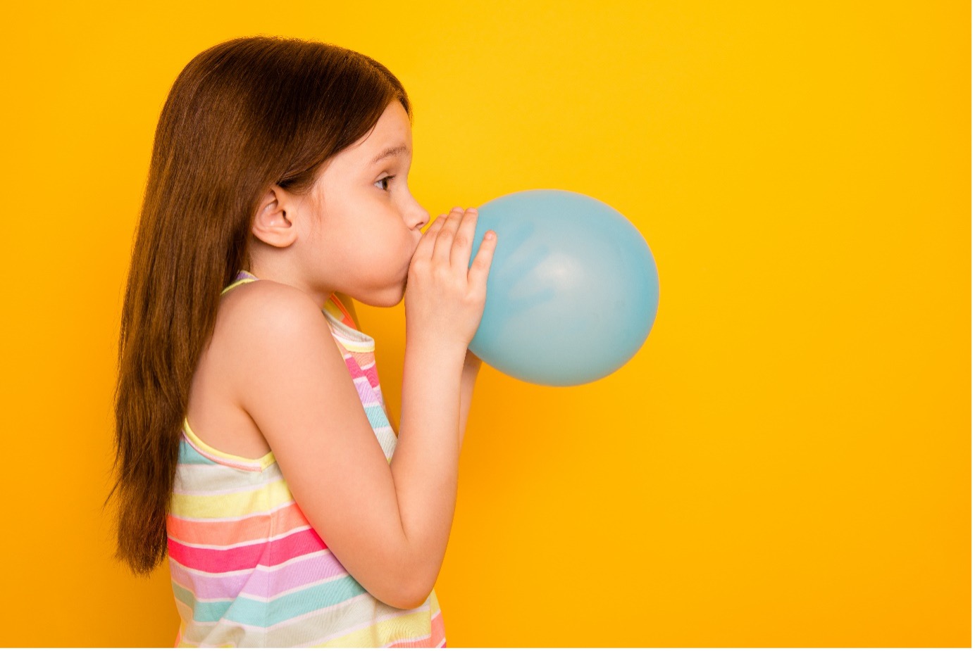 15 بازی موثر برای آموزش مدیریت خشم به کودکان 3 باد کردن بادکنک دختر بچه
