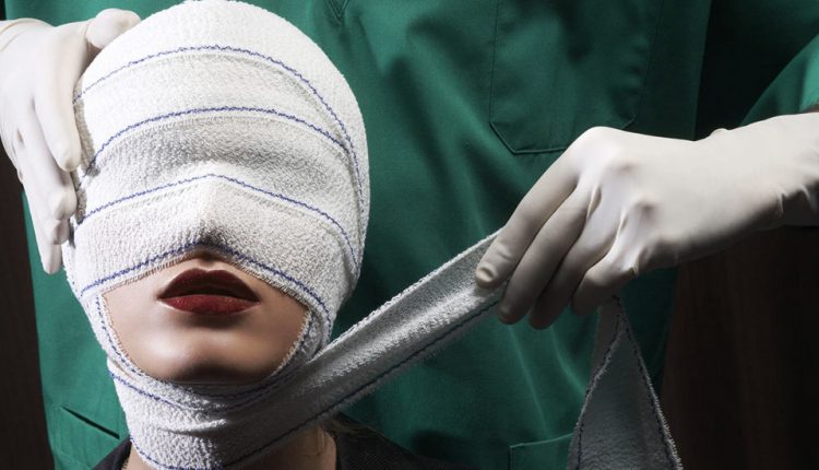 ۱۰ سوالی که قبل از جراحی پلاستیک باید از خودتان بپرسید