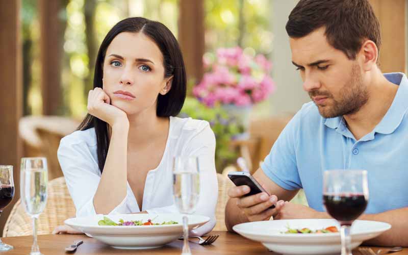 کنار گذاشتن موبایل برای تقویت مهارت‌های ارتباطی