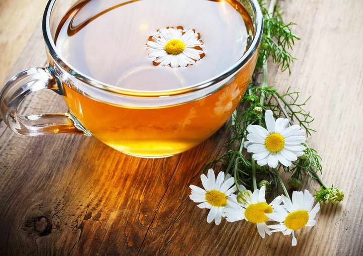 برای درمان خانگی معده درد چای بابونه بنوشید