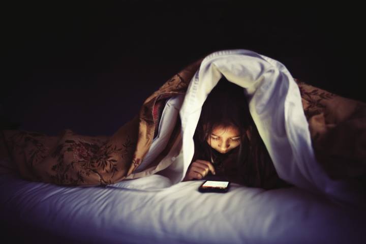 عادت استفاده از تلفن، تبلت یا رایانه در رختخواب را از برنامه روزانه خود حذف کنید.