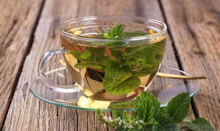 برای درمان خانگی معده درد، دمنوش نعنا بنوشید