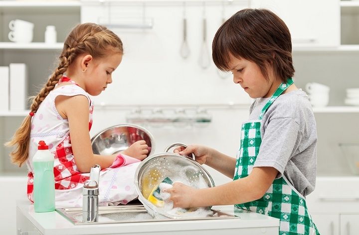 مسئولیت‌پذیری در خانه و انجام آن مسئولیت‌ها باعث افزایش عزت نفس و اعتماد به نفس در کودکان می‌شود.