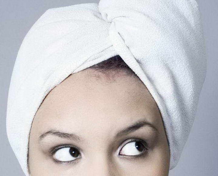 برای درمان موخوره با حوله به موهای تان چنگ نزنید
