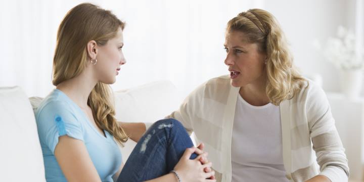 ترس از ازدواج - مادری در حال صحبت کردن با دخترش
