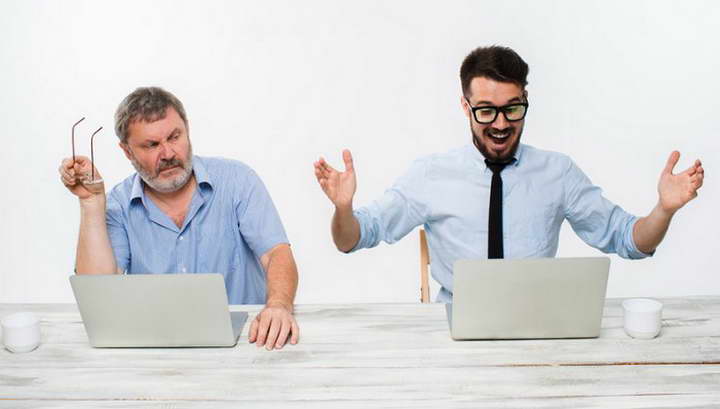 اگر همکارتان یک آدم حسود است، درباره ی موفقیتش صحبت کنید
