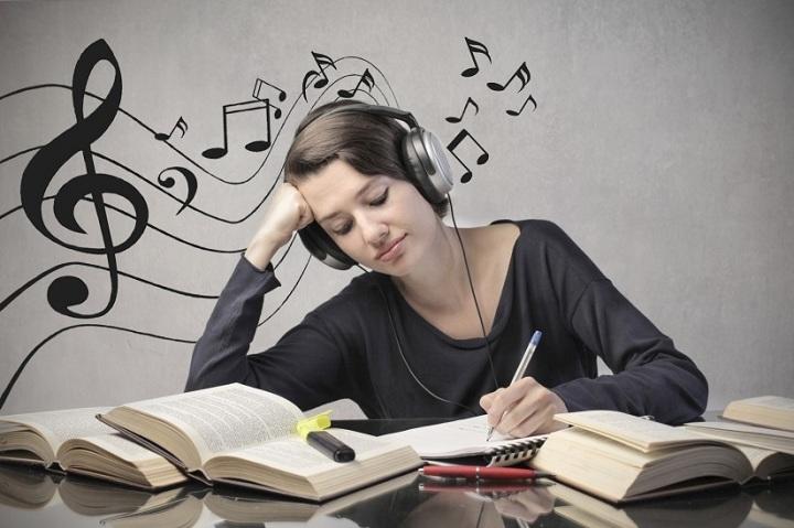 آیا موسیقی به درس خواندن شما کمک می‌کند؟