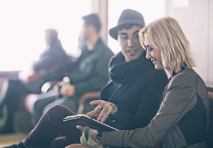 نشانه های همدلی چیست - آدم‌های همدل درباره‌ی دیگران کنجکاوی به خرج می‌دهند