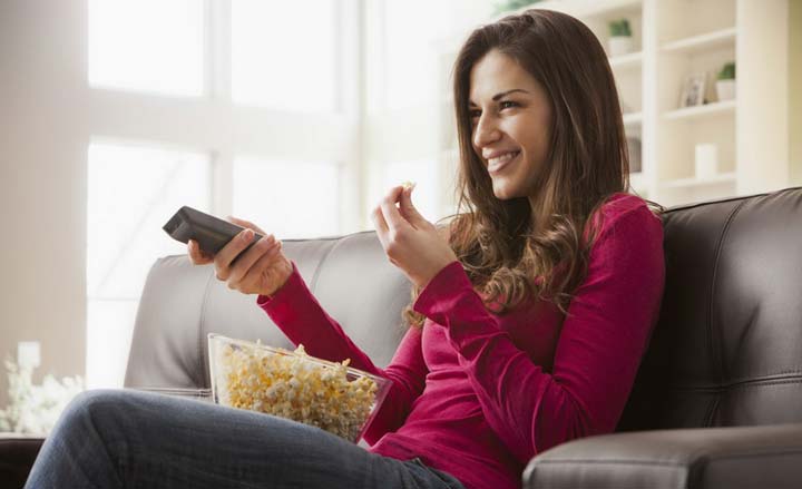 تماشای برنامه مورد علاقه دلخوشی مطلوب بعد از کار است.
