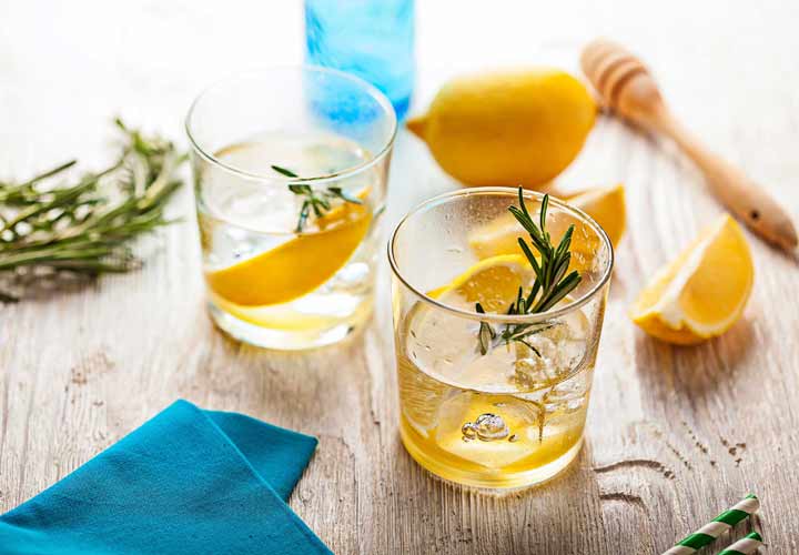 برای افزایش دلپذیری و ویتامین، خودتان هم میتوانید به آبتان میوه بیافزایید.