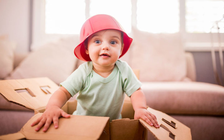 کودک از یک جعبه هم اسباب‌بازی می‌سازد ـ چگونه کودکی خلاق داشته باشیم