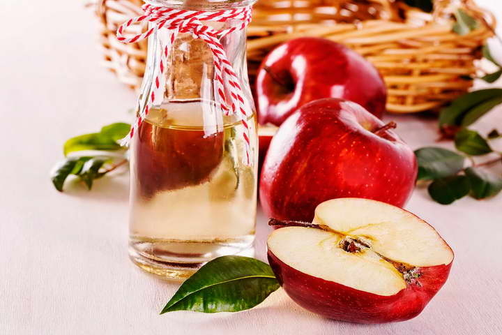یک راه سفید کردن دندان استفاده از سرکه سیب است