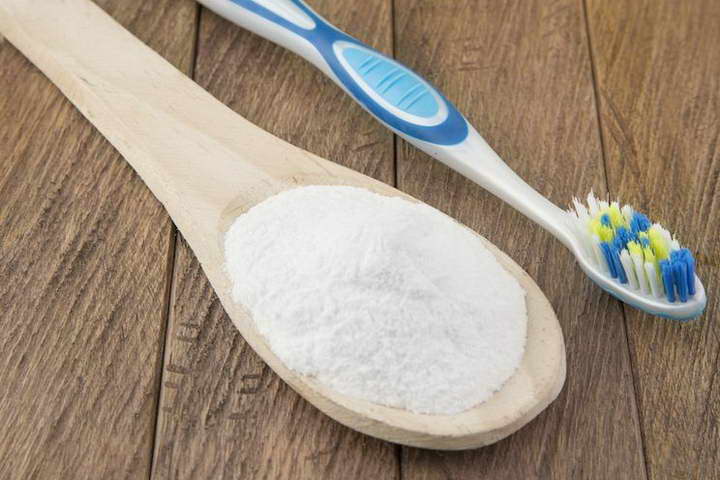 یکی از راه های سفید کردن دندان استفاده از هیدروژن پروکسید و جوش شیرین است