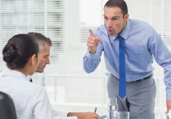 عملکرد افراد را نقد کنید نه شخصیت آنها را - ارتباط در محیط کار