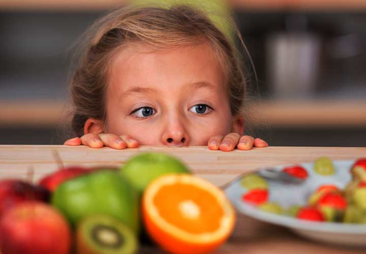 تغذیه کودکان بیش فعال - میوه، سبزیجات، غلات کامل، پروتئین و کلسیم باید در رژیم غذایی کودک وجود داشته باشد