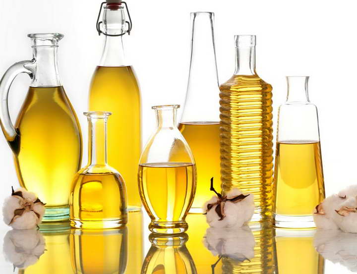 برای صاف کردن موها از روغن گرم شده استفاده کنید