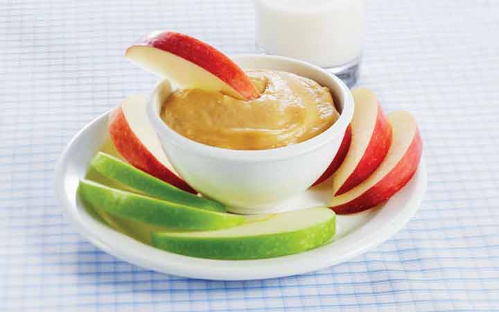 تکه های سیب با کره بادام زمینی - میان وعده مناسب برای کاهش وزن