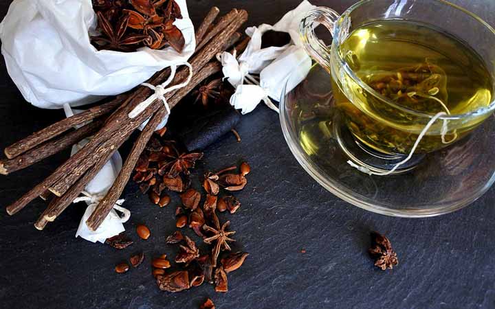 چای کیسه‌ ای شیرین‌ بیان را ۱۰ دقیقه روی آفت دهان قرار دهید - درمان آفت دهان