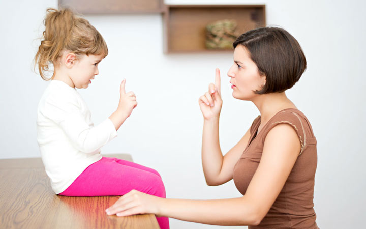  با فرزند تان تعامل داشته باشید و سعی کنید در قالب یک مکالمه‌ ی دوستانه به او کمک کنید - مهارت تصمیم گیری در کودکان