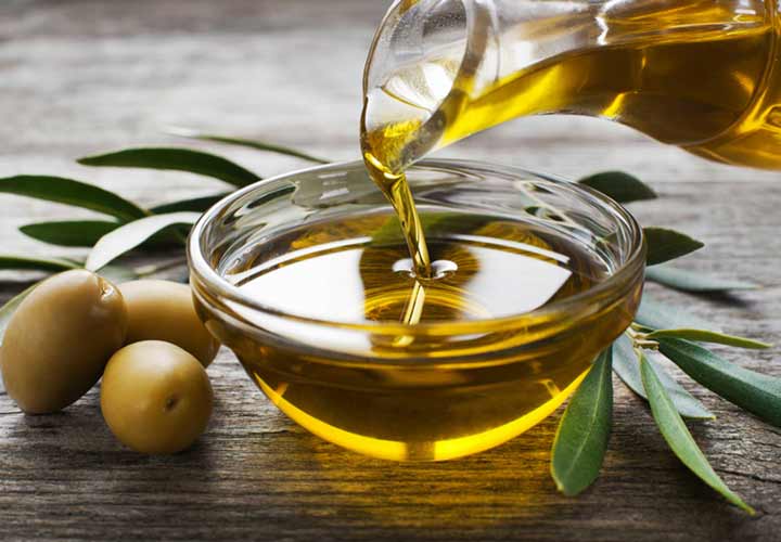 درمان گوش درد - ریختن چند قطره روغن زیتون در تسکین گوش درد موثر است.
