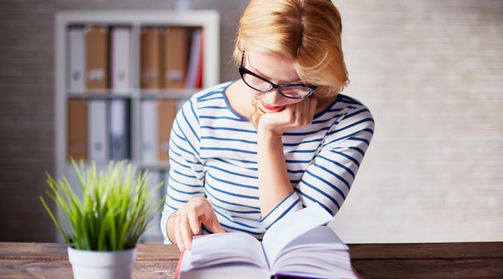 اصول کاریزماتیک بودن - از دانشاندوزی در زمینهی سیاست، اقتصاد و تاریخ غافل نشوید