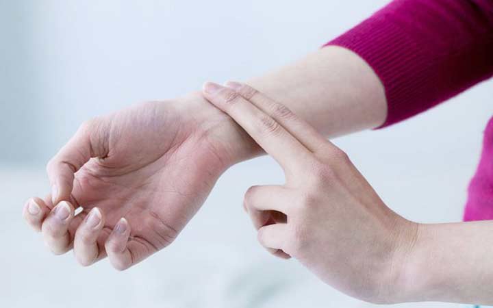 برای کاهش حالت تهوع از فشاردرمانی کمک بگیرید - التهاب معده و روده