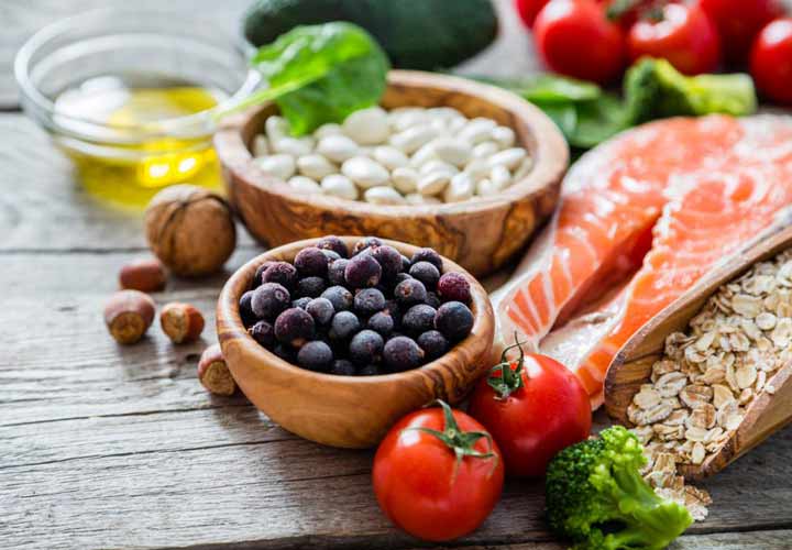 رژیم غذایی مناسب و درمان بیماری ها از راه های پیشگیری از سوتغذیه است.
