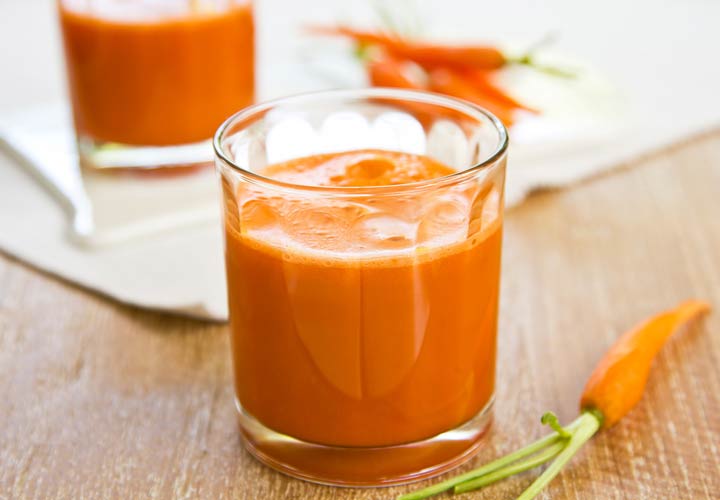 خواص هویج - می توانید به کمک آبمیوه گیری و صافی در خانه آب هویج درست کنید.