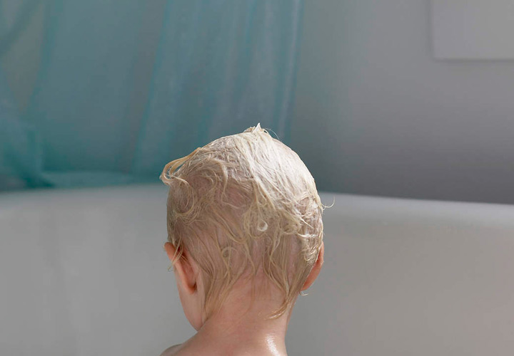 فرو بردن موها در آب - درمان شپش سر