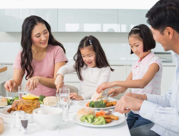 غذا خوردن خانواده در کنار یکدیگر - خانواده سالم