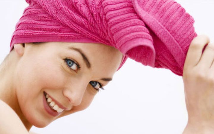 پیش از استفاده از نرم کننده آب موهای‌ تان را بگیرید - مراقبت از مو