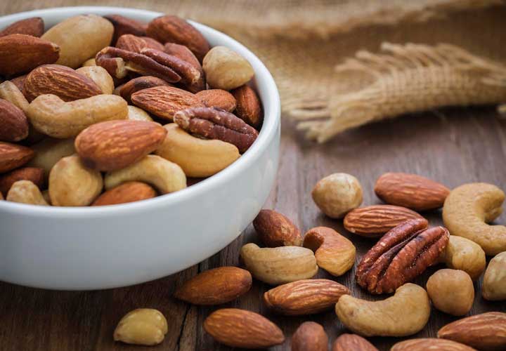 معمولا آجیل ها را برای بهبود طعم، بو و ایجاد بافتی ترد بو می دهند.
