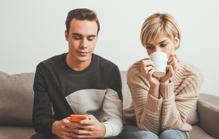چک کردن گوشی موبایل می‌تواند باعث ازبین رفتن اطمینان در رابطه شما شود.