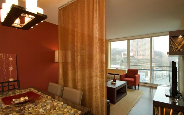 دکوراسیون خانه های کوچک - استفاده از پرده به عنوان جداکننده