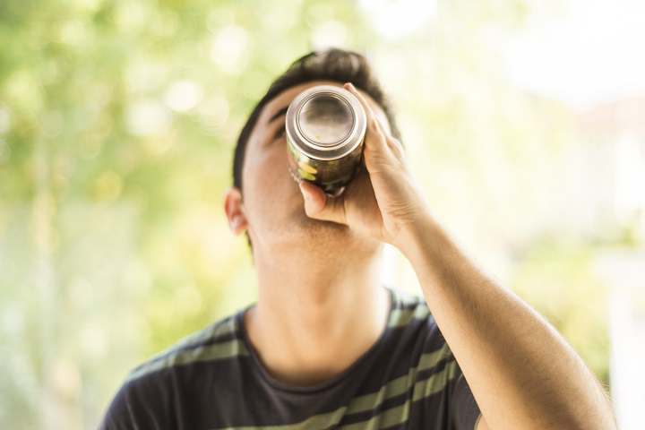 نوشیدنی های انرژی زا برای نوجوانان مضر است