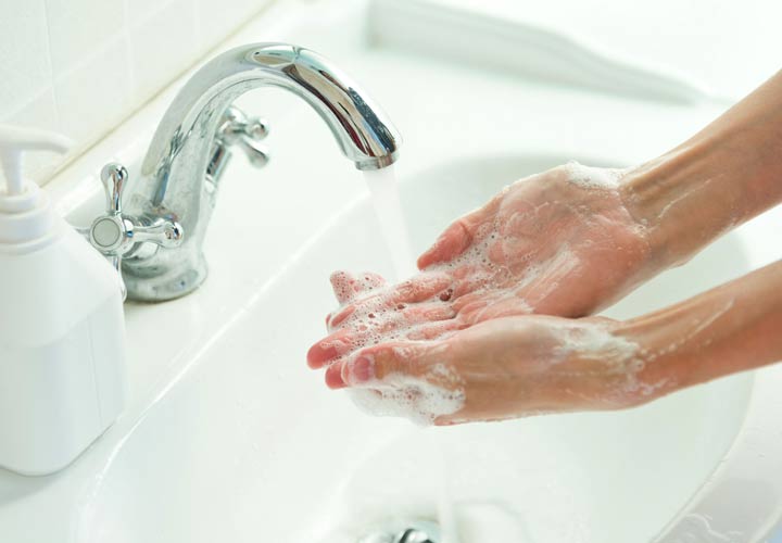 شستشوی دست ها از روش های پیشگیری از آلودگی به میکروب معده است.