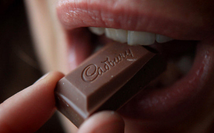 ۱۱ غذایی که باعث سوزش معده می‌شود - شکلات کاکائی