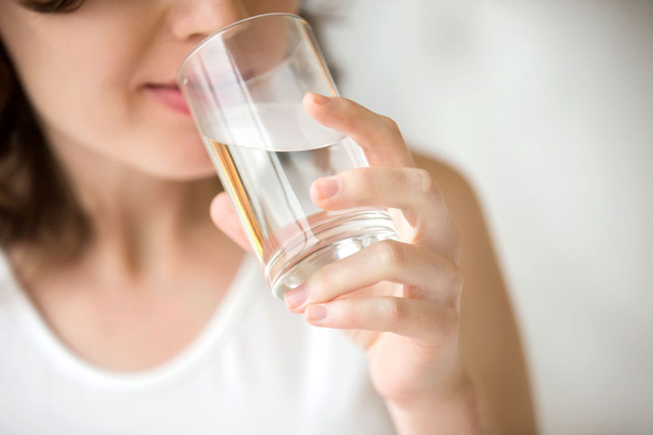 برای درمان سردرد بیشتر آب بنوشید