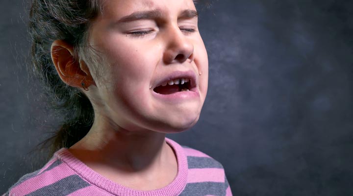 با کودکی که مدام گریه می‌کند چگونه برخورد کنیم؟