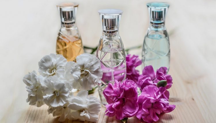 برای تو – ۶ عطر فرانسوی زنانه که بوی جذبکننده و وسوسهانگیزی دارد (2021)
