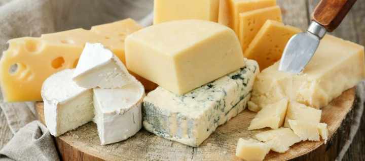 ۹ غذایی که موجب تحریک سردرد می‌شوند - پنیر کهنه