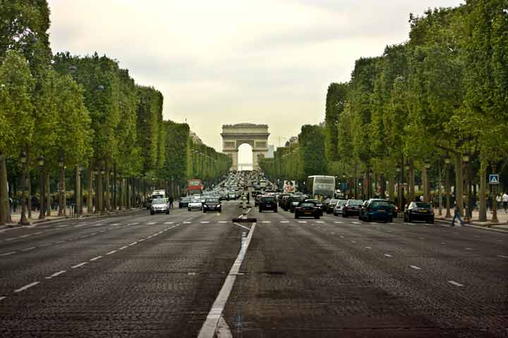 طاق پیروزی (Arc de Triomphe) در انتهای غربی خیابان شانزلیزه - جاهای دیدنی پاریس