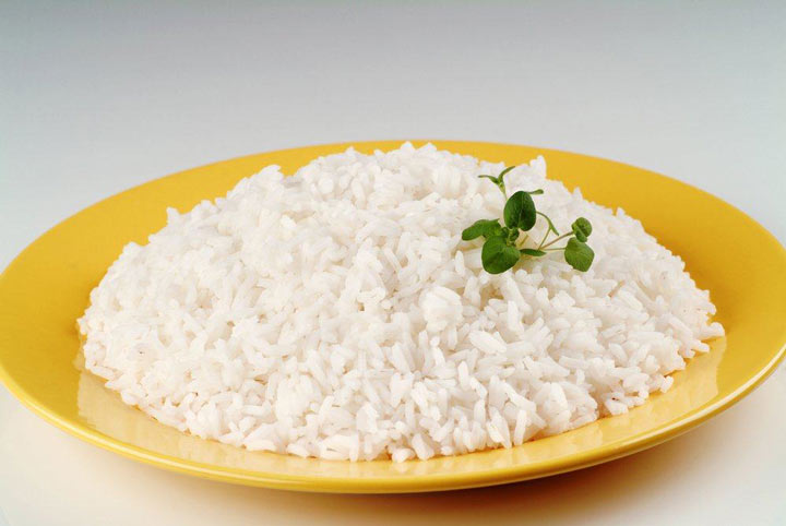 خواص ادرارآور پوسته‌ی برنج باعث می‌شود که آب اضافی را دفع کنید؛ علاوه بر این، سموم بدن مثل اوریک‌اسید را از بین می‌برد.