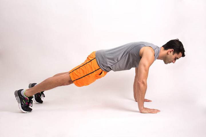حرکت ایزومتریک پلانک برای تقویت عضله سینه مناسب است