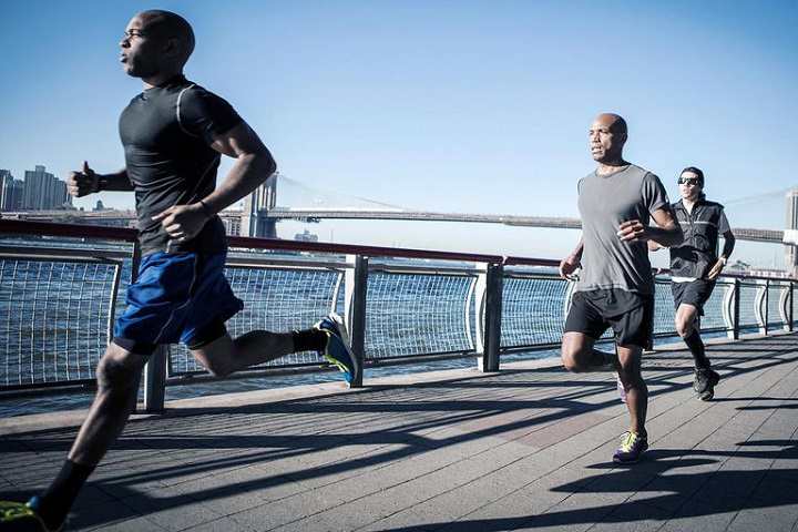 چند مرد درحال دویدن برای تمرینات اینتروال که باعث چربی سوزی می شوند