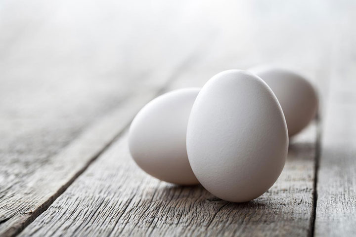 تخم مرغ سرشار از پروتئین و بیوتین است؛ این دو ماده‌ی مغذی در بهبود سرعت رشد موها موثر هستند. تقویت مو
