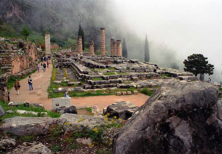 شهر باستانی دلفی از جاذبه‌ های سفر به یونان است.