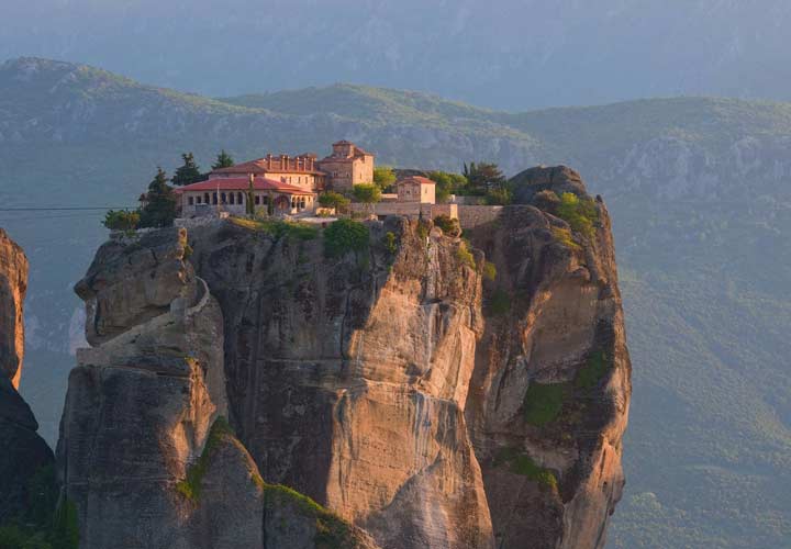 صومعه های متئورا از جاذبه‌ های سفر به یونان است.
