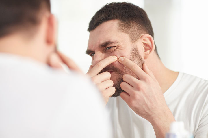 مرد در حال فشار دادن جوش
