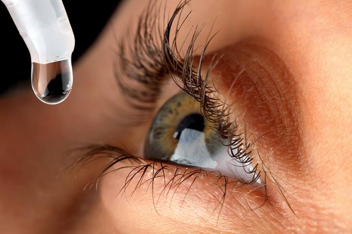 استفاده از قطره های چشمی برای درمان سوزش چشم